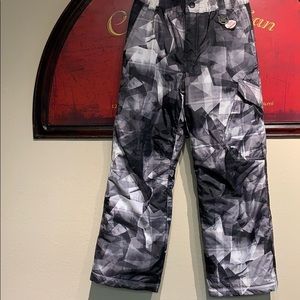 Boys grey camo snowboard pants NWT | Size 10/12 |